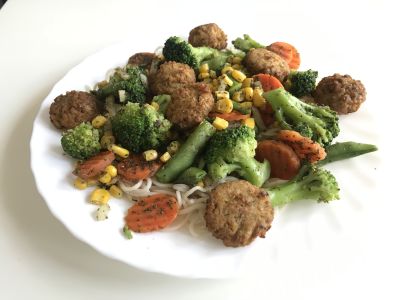 Wegański obiad w 15 minut – klopsiki z warzywami