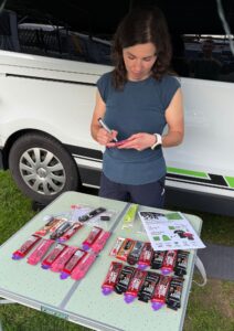 kobieta przygotowuje żele na wyścig etapowy górski MTB