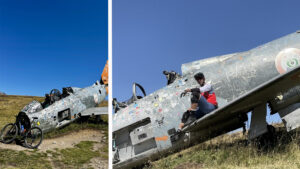 wrak samolotu na szczycie Mottolino w Livigno - kolarz przy samolocie i rower