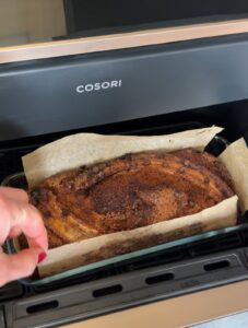 zdjęcie przedstawia urządzenie airfryer i chlebek bananowy