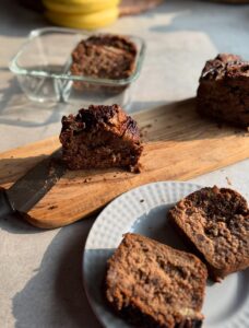 zdjęcie przedstawia wegański chlebek bananowy pieczony w airfryerze