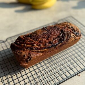 zdjęcie przedstawia wegański chlebek bananowy pieczony w airfryerze