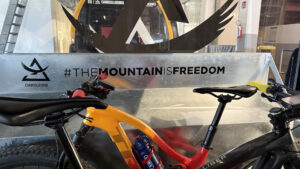 rowery w wyciągu na Carosello 3000 Livigno bike park Alpy