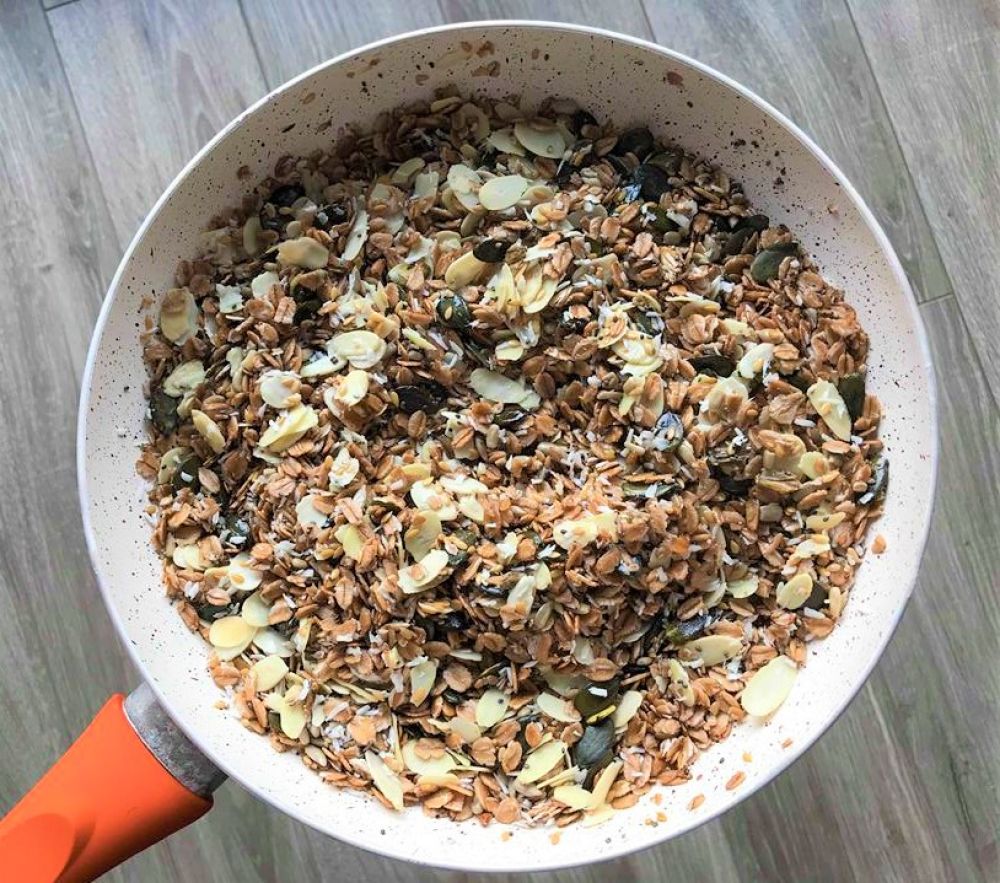 Orzechowa granola z patelni – pyszna i odżywcza, idealna na śniadanie