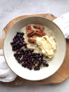 owsianka z twarożkowym musem i orzechami pekan